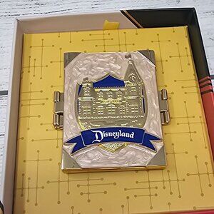 NEW! Disneyland Mickey strolling down Main Street Z fold LE 250 PIN ARTIST SIGNE